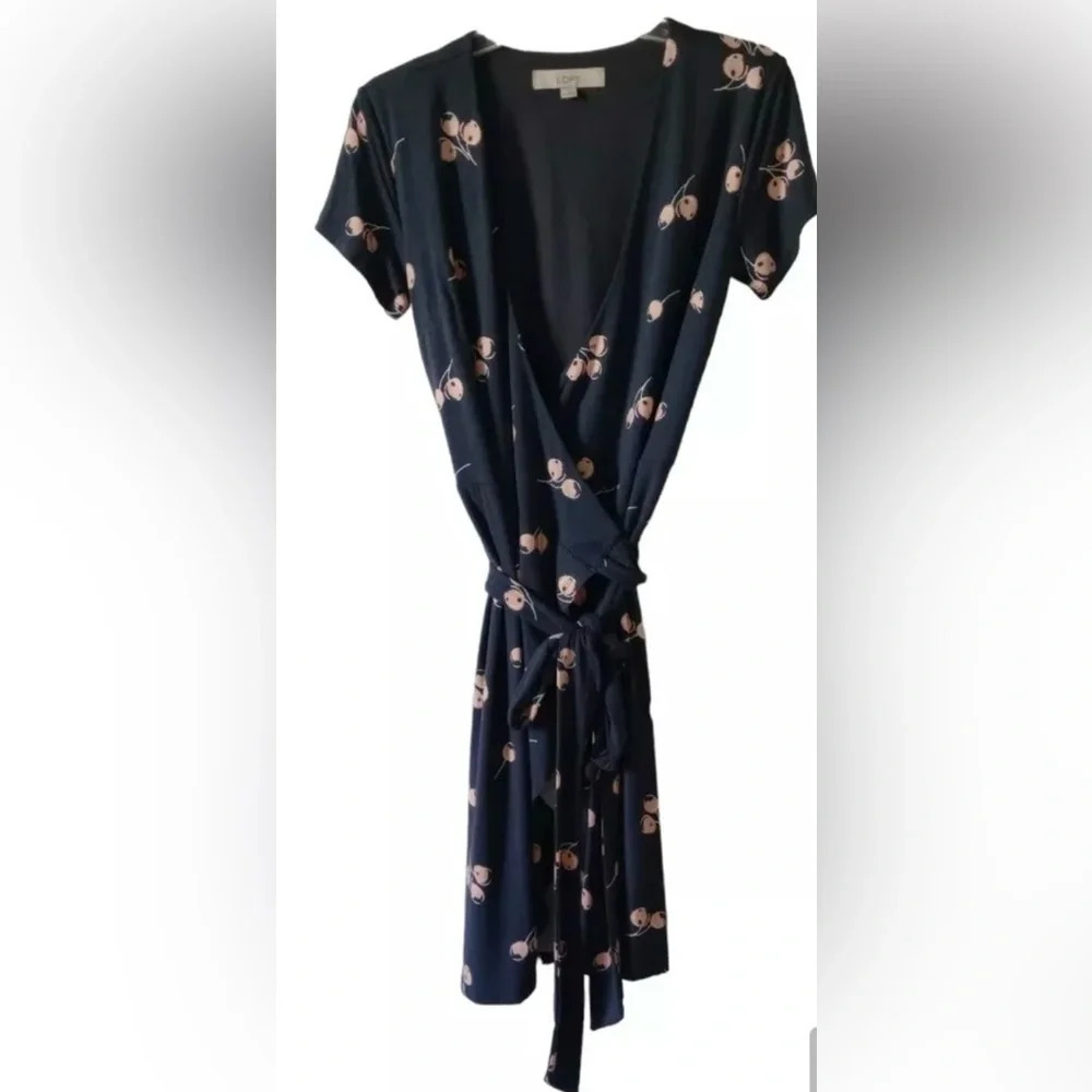 NWT Loft Women's Grey with Cherry Print Short Sleeve V-Neck
Wrap Dress size 6